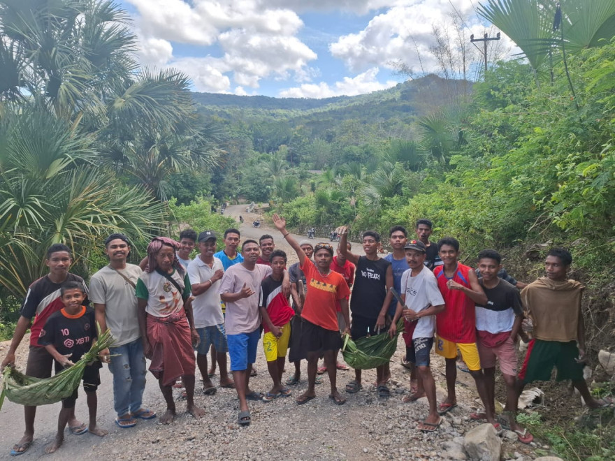 Kepala Desa Beaneno Egidius Hane, S. Tr. Par. Pimpin Kerja Bakti Bersama Masyarakat, Pemuda, dan Pelajar